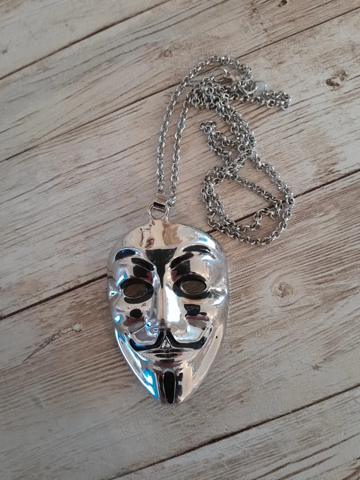 collier masque tiré du film, V for Vendetta